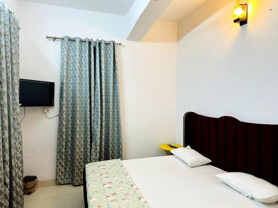 Ajnara Apartment *