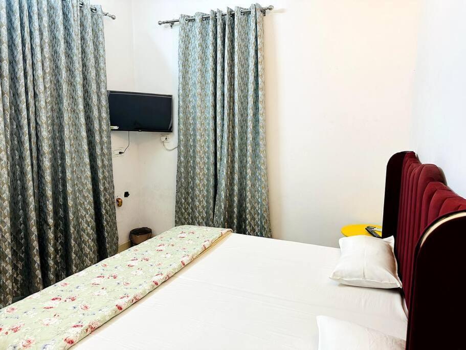 Ajnara Apartment